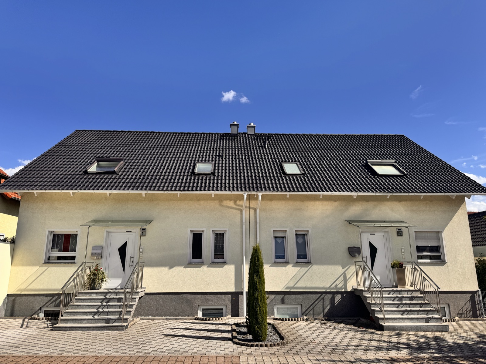 Dach mit Beschichtung in Anthrazit