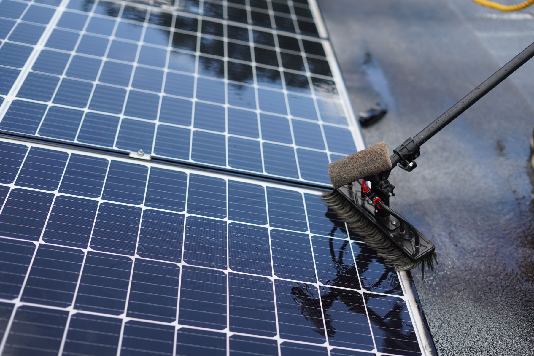 Reinigung von Solarmodulen mit Bürste
